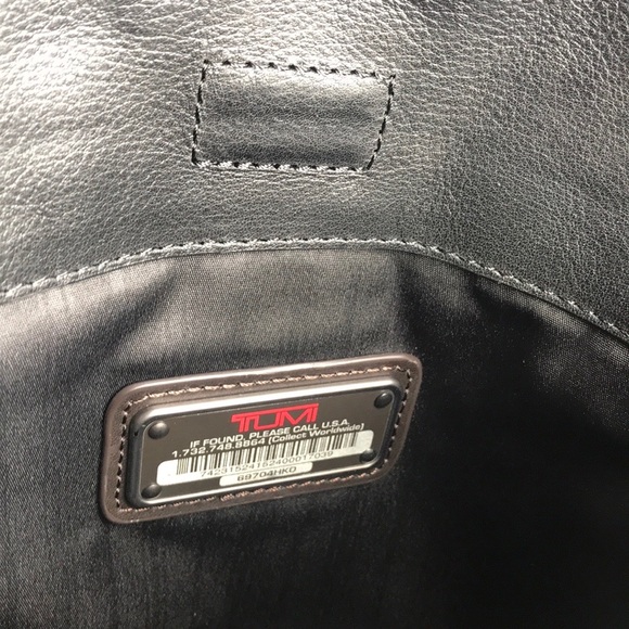 Tumi Oxford Crossbody leather bag NWT - Picture 7 of 12